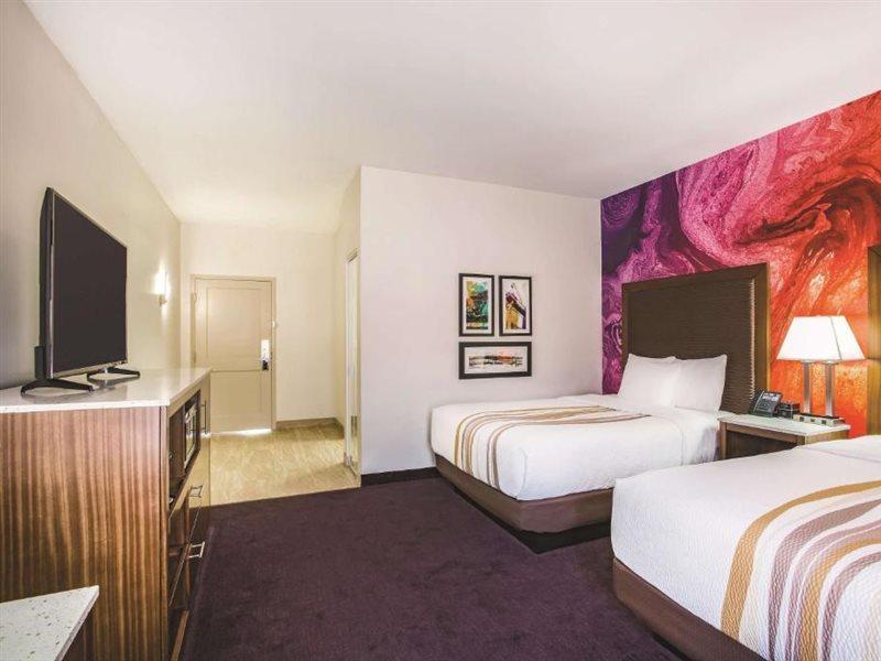 La Quinta By Wyndham Chambersburg Hotel Exterior photo