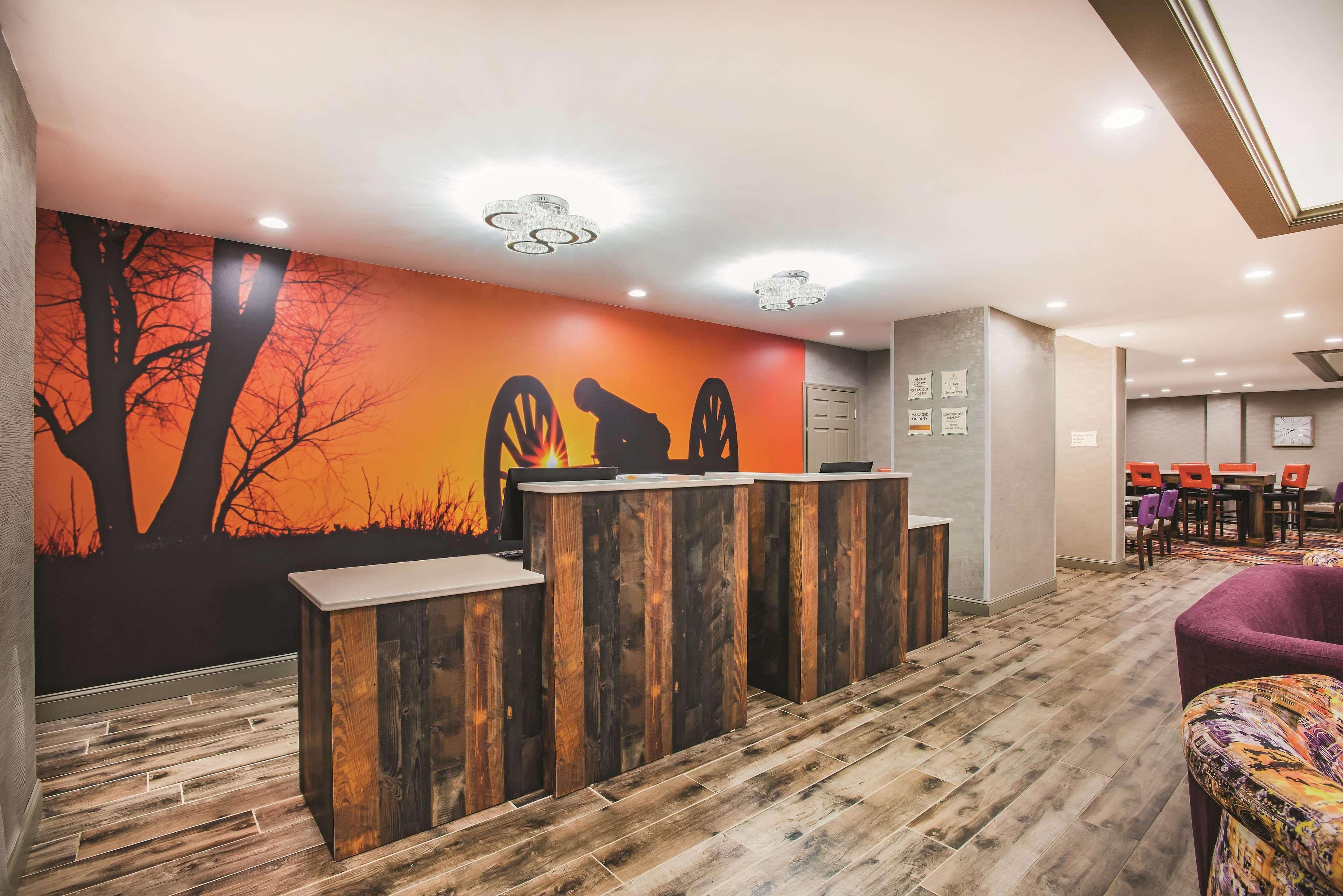 La Quinta By Wyndham Chambersburg Hotel Exterior photo