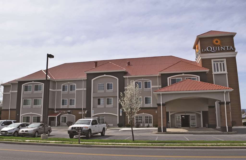 La Quinta By Wyndham Chambersburg Hotel Exterior photo